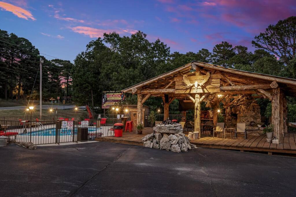 Stonegate Lodge 2 Queen Beds Wifi 50In Roku Tv Salt Water Pool Room #105 Eureka Springs Zewnętrze zdjęcie