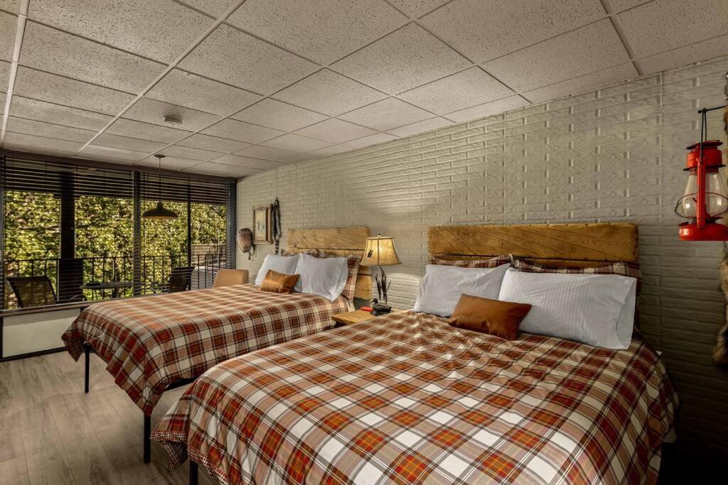Stonegate Lodge 2 Queen Beds Wifi 50In Roku Tv Salt Water Pool Room #105 Eureka Springs Zewnętrze zdjęcie